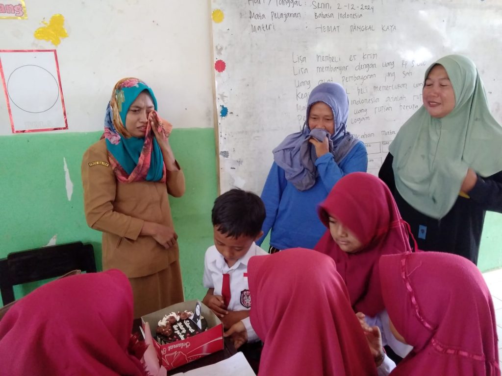 Supriyani-disambut-haru-guru-dan-orangtua-murid.