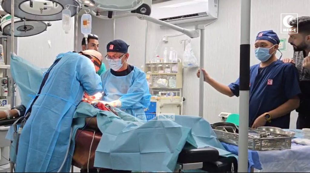 Tim-Medis-MER-C-Saat-Merawat-Pasien-di-Gaza-City