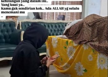 Denada-Berdoa-disamping-Jenazah-ibunda-f-Emilia-Contesa-Instagmra-Risna-Onies