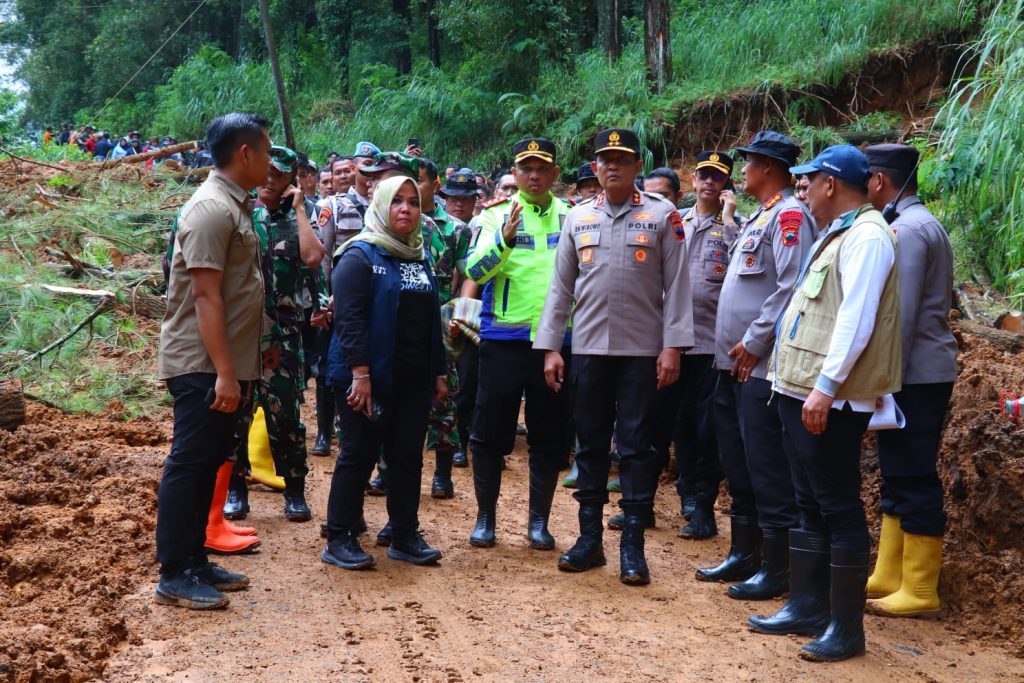 Kapolda-Jateng-Irjen-Pol-Ribut-Hari-Wibowo-turun-langsung-ke-lokasi-tanah-longsor-di-Kecamatan-Petungkriyono-Kabupaten-Pekalongan
