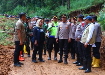 Kapolda-Jateng-Irjen-Pol-Ribut-Hari-Wibowo-turun-langsung-ke-lokasi-tanah-longsor-di-Kecamatan-Petungkriyono-Kabupaten-Pekalongan