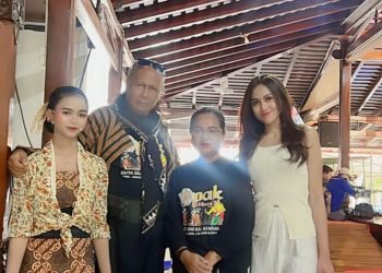 Osima-Yukari-bersama-orangtua-Edi-Sunarsono-ibu-Sri-Damayanti-dan-adik-ft-Ist