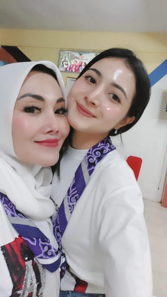 Produser-Niken-Septikasari-Bersama-Bulan-Sutena-Pemeran-Eva.-Eva-Pendaki-Terakhir