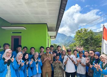 Sekretaris-Desa-Cibunian-Bapak-Hafidz-Nur-S.-Pd-menyambut-HMI-KOMFISIP-Cabang-Ciputat-dalam-Program-Pengabdian-ft-dok