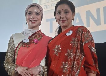 Ayu-Azhari-Isabelle-Tramp-Anggun-Dalam-Balutan-Saree-di-IFF-ft-Cakra-