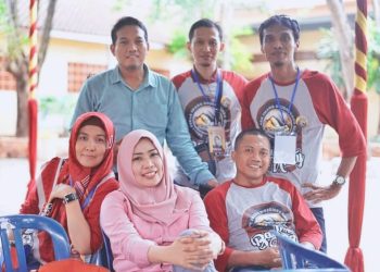 Eny-Soedarwati-Anggota-Komisi-B-fraksi-PKB-DPRP-Kab-Bojonegoro-bersama-teman-temannya