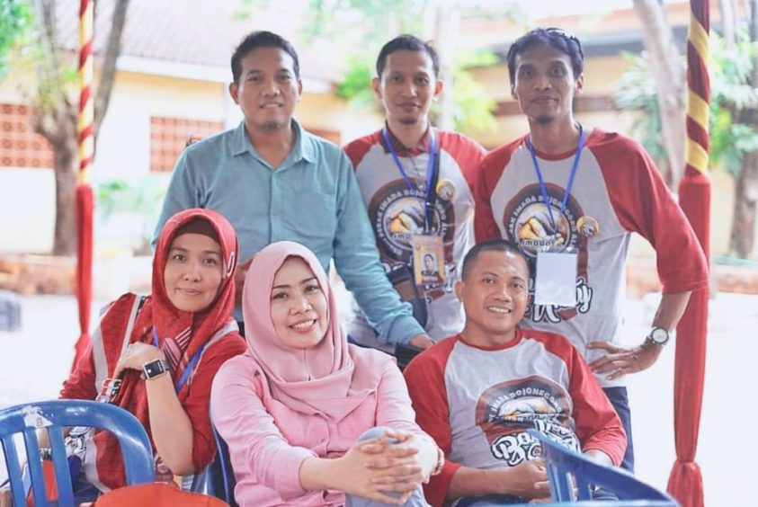 Eny-Soedarwati-Anggota-Komisi-B-fraksi-PKB-DPRP-Kab-Bojonegoro-bersama-teman-temannya