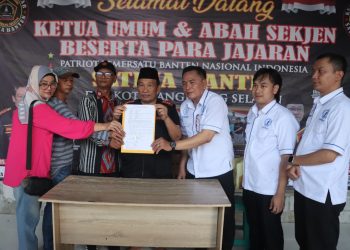 Kapolsek-Ciputat-Timur-Kompol-Bambang-Askar-Menyaksikan-Perdamaian-dan-cabut-laporan-antara-S-Y-dan-N-disaksikan-tokh-masyarakat-Drs-Muslih-MM-ft-Humas