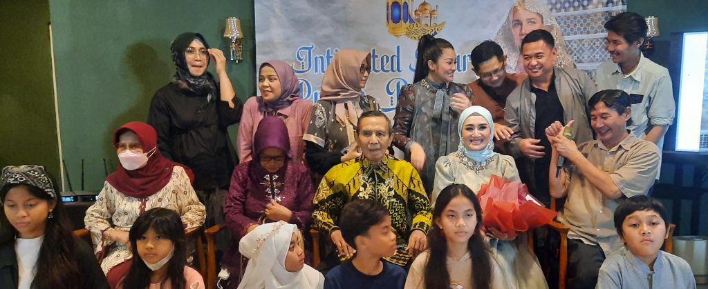 Nini-Carlina-dan-keluarga-bersama-Sujana-Produser-Positif-Art-belakang-ft-Cakraline