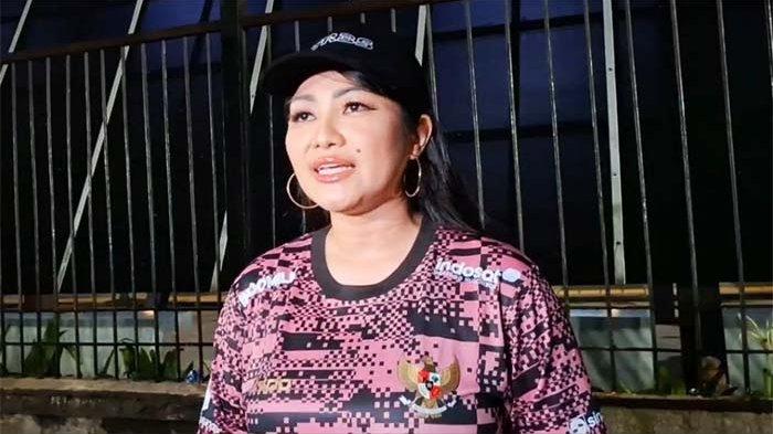Pedangdut-Fitri-Carlina-dukung-Timnas-Indonesia-lawan-Australia-ft-Arie-Puji