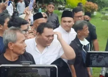 Popon-Tak-kuasa-menagan-tanggis-saat-pemakaman-ayahnya-Mat-Solar-ft-Ist