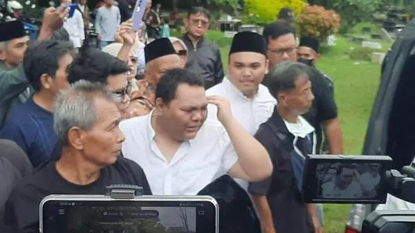 Popon-Tak-kuasa-menagan-tanggis-saat-pemakaman-ayahnya-Mat-Solar-ft-Ist