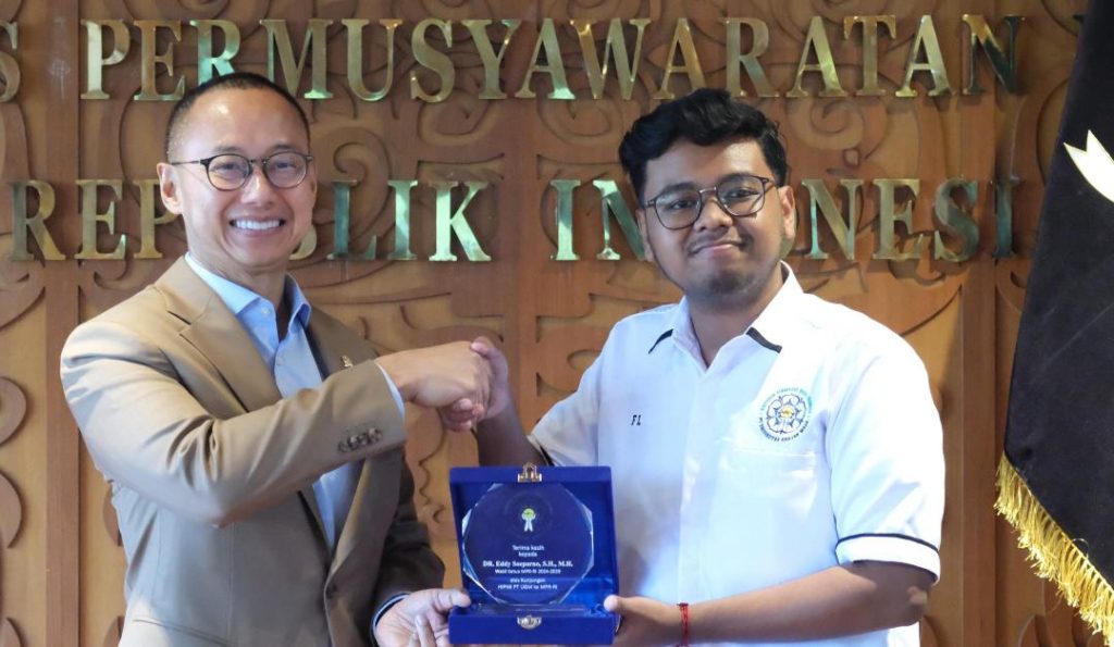 Ketuam-Umum-HIPMI-Universitas-Gajah-Mada-M-Fadhil-La-Hadalia-Menyerahkan-Cindramata-kepada-Wakil-Ketua-MPR-RI-Dr.-Eddy-Soeperno-ft-Ist