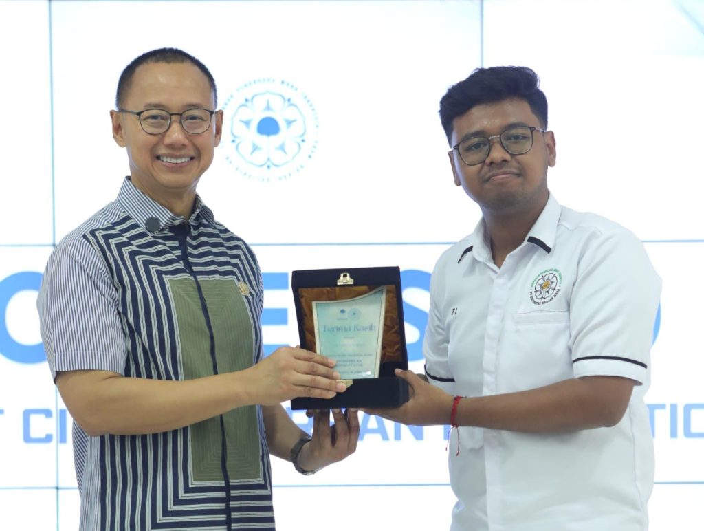 Wakil-Ketua-MPR-Eddy-Soeparno-Menerima-Cindera-Mata-dari-Ketua-HIMPI-Universitas-Gadjah-Mada-Fadli-La-Hadalia-di-Yogyakarta