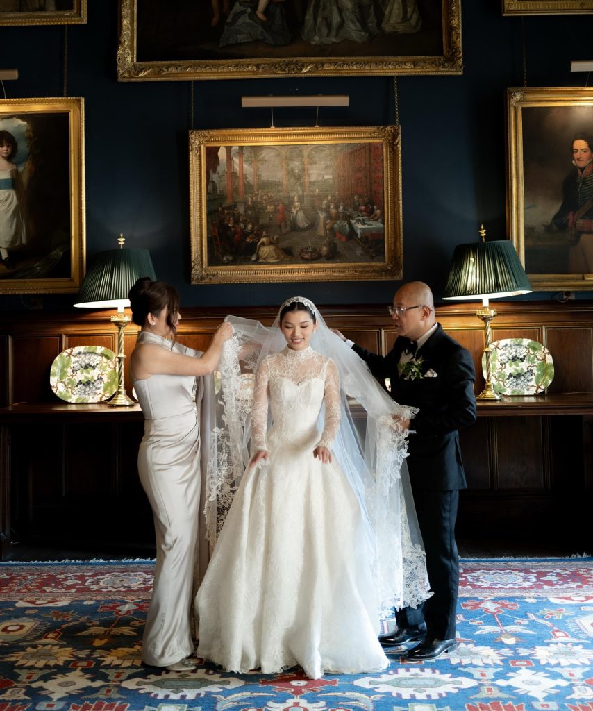 Celine-Cannie-Wongso-bahagia-didampingi-orangtua-Lianto-Wongso-menikah-di-Castle-Eastnor-Inggris.-Fto-Jesica-Jeanette