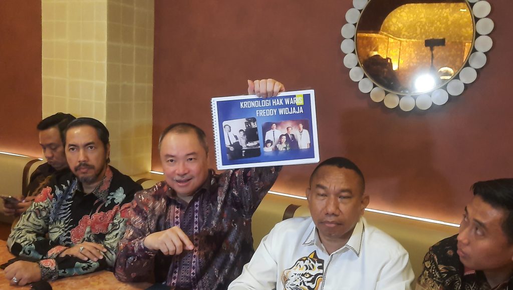 Freddy-Widjaya-Tunjukkan-foto-Keluarga-Bersama-ayah-Eka-Tjipta-Widya-tunjukkan-Sunan-Kalijaga-Partners-Sebagai-Kuasa-Hukum.-ft-Cakraline