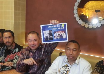 Freddy-Widjaya-Tunjukkan-foto-Keluarga-Bersama-ayah-Eka-Tjipta-Widya-tunjukkan-Sunan-Kalijaga-Partners-Sebagai-Kuasa-Hukum.-ft-Cakraline