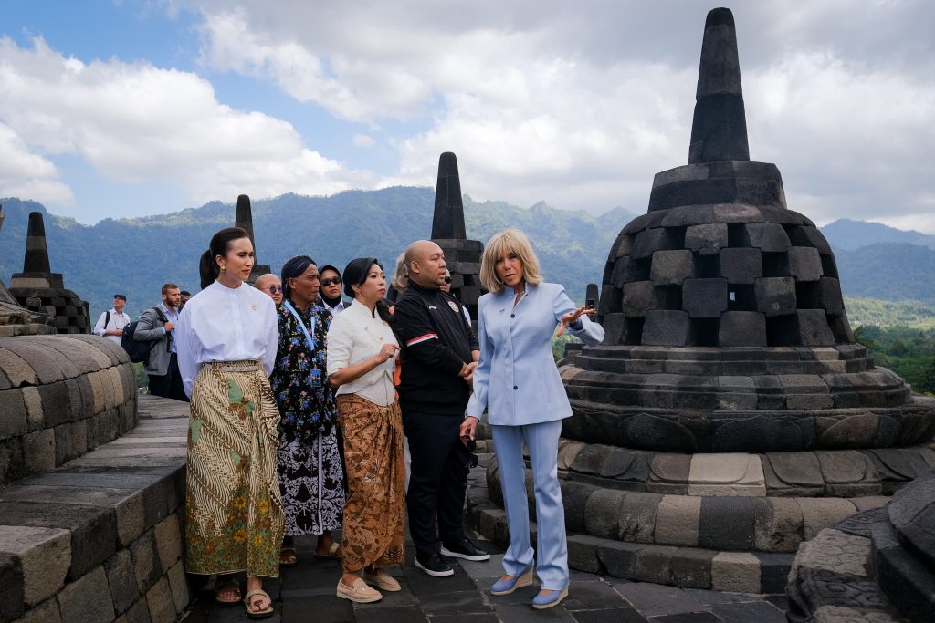 Menteri-Parawisata-Widiyanti-Putri-Wardhana-mendampingi-Ibu-Negara-Brigitte-Macron-pada-Spouse-Program-yang-diadakan-di-Manohara-Resort-Candi-Borobudur-Magelang-Jawa-Tengah