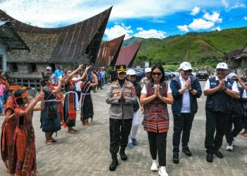 Wamenpar-Ni-Luh-Puspa-mengapresiasi-Desa-Wisata-Hariara-Pohan-Samosir-Danau