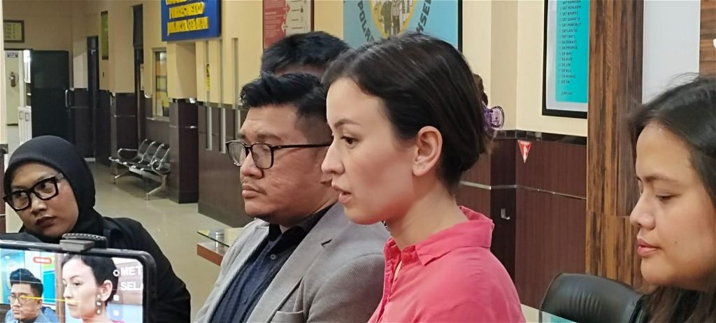Kimberly-Ryder-bersama-kuasa-hukum-Machi-Achmad-ft-ist