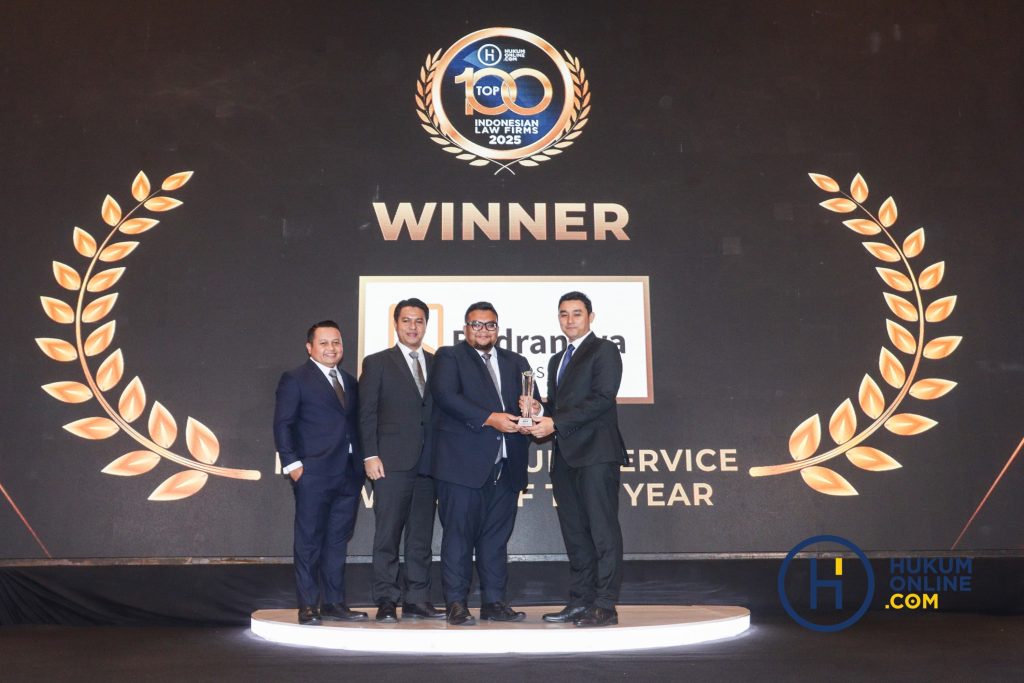Partner-Badranaya-Partnership-Bhirawa-J.-Arifi-ketiga-dari-kiri-saat-menerima-penghargaan-Rising-Star-Full-Service-Law-Firms-of-the-Year-di-The-Westin-Jakarta.Foto-RES