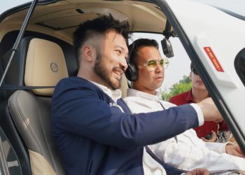 Raffi-Ahmad-bersama-Rudy-Salim-Penumpang-Pertama-Uji-Terbang-EH216-S