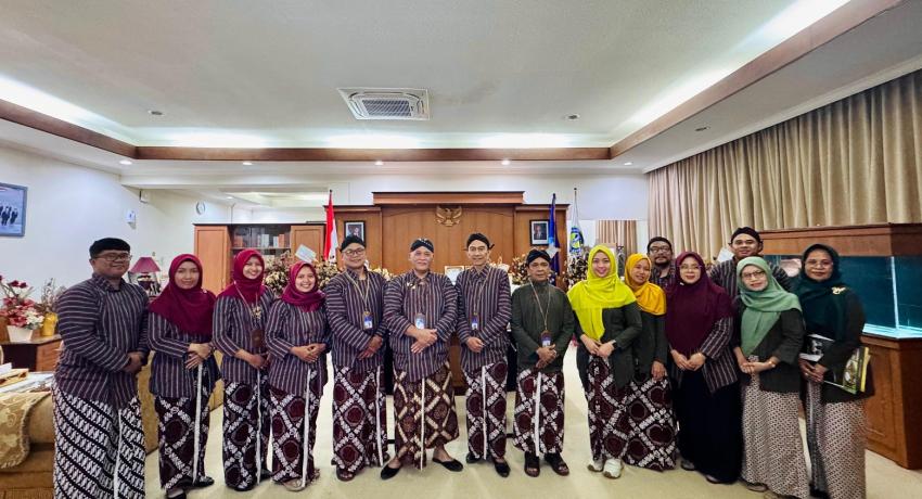 Rektor-UNY-Prof.-Dr.-Sumaryanto-M.Kes-bersama-jajaran-ft-Humas