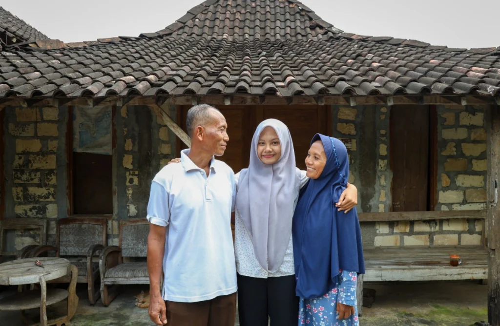 Rofidah-Bersama-Orang-tua-diterima-Kuliah-Gratis-di-UGM