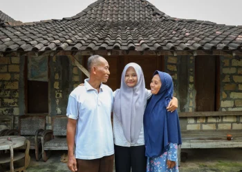 Rofidah-Bersama-Orang-tua-diterima-Kuliah-Gratis-di-UGM