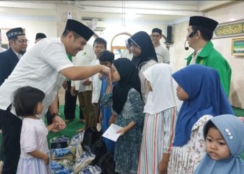 Andri-Cahyono-Wibowo-didampingi-Zainab-putri-bungsunya-di-mesjid-AlMumin-Kemayoran