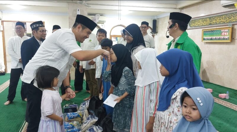 Andri-Cahyono-Wibowo-didampingi-Zainab-putri-bungsunya-di-mesjid-AlMumin-Kemayoran
