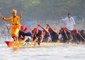 Dhika-tukang-tari-dihaluan-depan-Jalur-Tuah-Koghi-Dubalang-Ghajo-desa-Pintu-Gobang-Kari-kecamatan-Kuantan-Tengah-Kuansing-Riau-seketika-trending-di-platform-media-sosial-ternasional.j