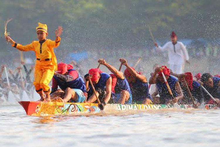 Dhika-tukang-tari-dihaluan-depan-Jalur-Tuah-Koghi-Dubalang-Ghajo-desa-Pintu-Gobang-Kari-kecamatan-Kuantan-Tengah-Kuansing-Riau-seketika-trending-di-platform-media-sosial-ternasional.j