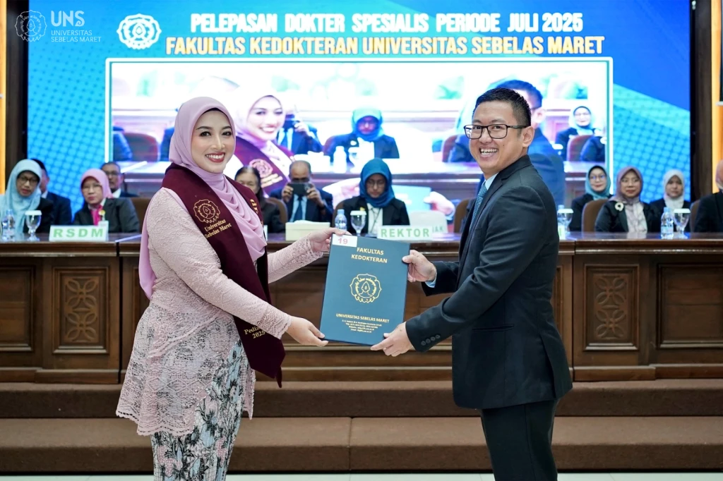 FK-UNS-Melepas-23-Dokter-Spesialis-Baru-pada-Pelepasan-PPDS-Periode-Juli-2025