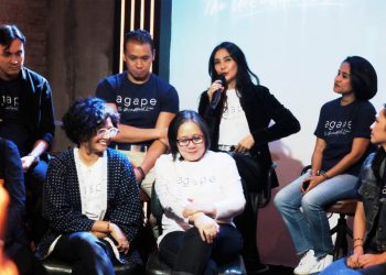 maudy-koesnaedi-di-tengah-pemain-dan-crew-agape-the-unconditional-love.