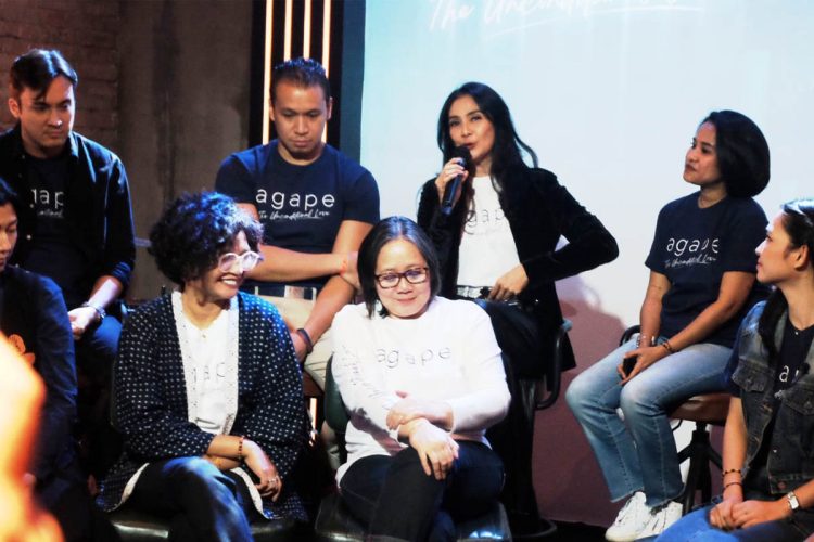 maudy-koesnaedi-di-tengah-pemain-dan-crew-agape-the-unconditional-love.