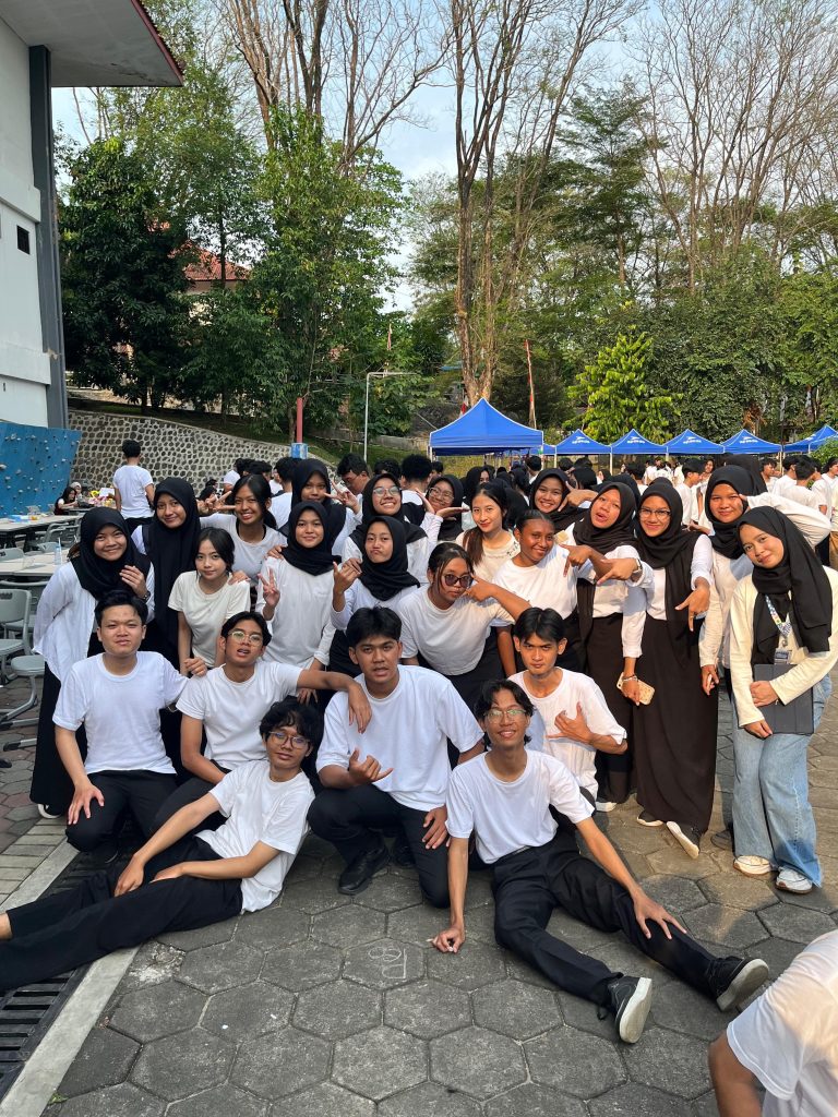 Banayeva-Suci-Zahra-berdiri-tiga-dari-kiri0-bersama-teman-teman-Fakultas-Ekonomi-Bisnis-ft-dok-pri