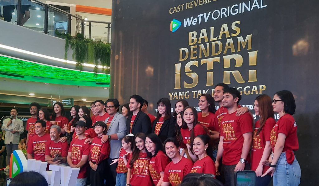 Febriamy-Hutapea-selaku-Executive-Producer-WeTV-Indonesia-Agung-Saputra-Leo-Pictures-Fajar-Nugros-bersama-pemain-Balas-Dendam-Istri-yang-Tak-Dianggap-ft-Cakra