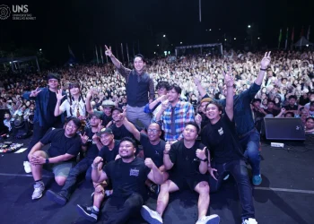 Hibur-Mahasiswa-Baru-UNS-Yovie-Nuno-Tampil-dalam-Acara-Penutupan-PKKMB-UNS