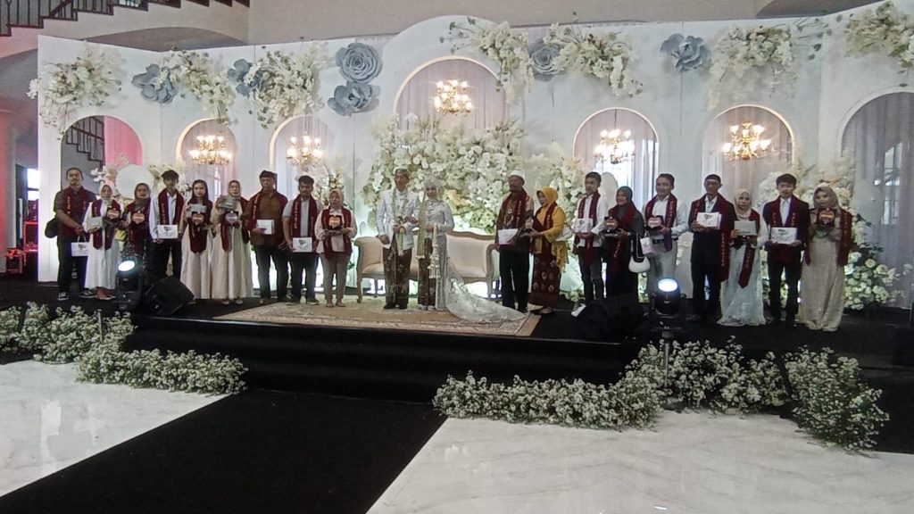 Melly-Goeslow-Anto-Hoed-Rayakan-30-Pernikahan-Gelar-Pernikahan-Massal-ft-Ishan