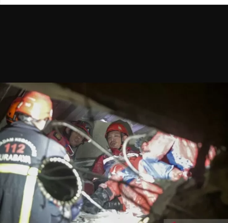 Evakuasi-Korban-Ambruknya-Mushola-Ponpes-Al-Khozini-Buduran-Sidoarjo-foto-Ist.