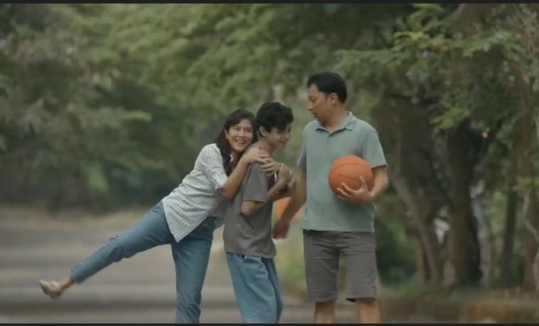 Salah-Satu-Adengan-Dian-Sastrowardoyo-Ali-Fikry-Ringgo-Agus-Rahman-di-film-Esok-Tanpa-Ibu