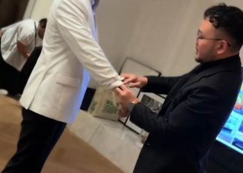 Kenny-Austin-saat-Fitting-di-Wong-Hang-Tailor-ft-Inst