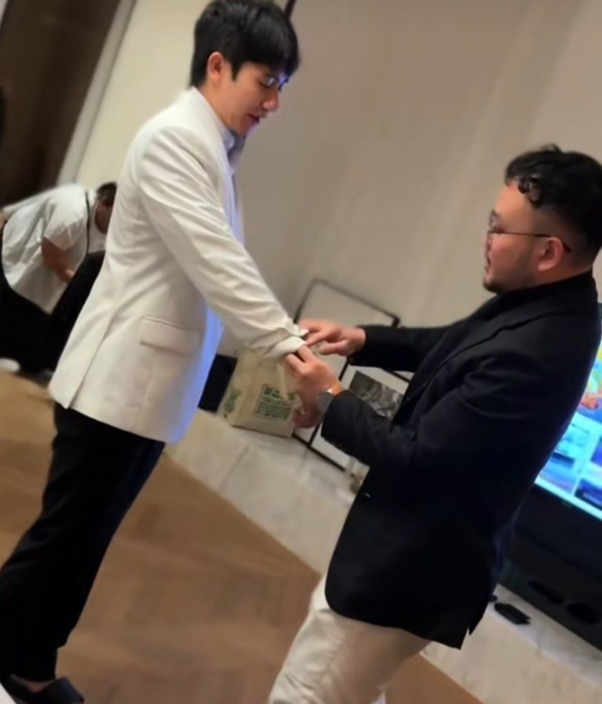 Kenny-Austin-saat-Fitting-di-Wong-Hang-Tailor-ft-Inst