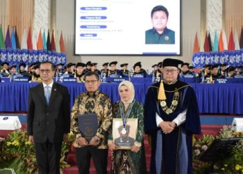 IPB-memberikan-gelar-sarjana-kehormatan-bagi-sosok-almarhum-Anggit-Bima-Wicaksana-diterima-orangtua-ft-IPB