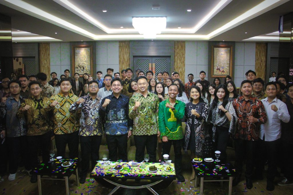 Serah-terima-pengurus-HIPMI-PT-UGM-dari-Fadli-Lahadalia-ke-Aswin