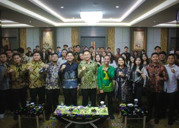 Serah-terima-pengurus-HIPMI-PT-UGM-dari-Fadli-Lahadalia-ke-Aswin