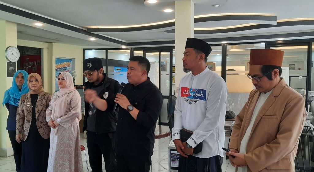 Gus-Rofi-bersama-sahabat-gandengan-wartawan-berbagi-Jumat-berkah-ft-Cakraline