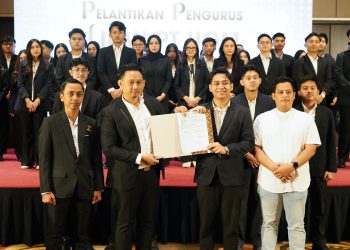 Pelantikan-Pengurus-HIPMI-PT-UGM-Periode-2025-2026.-Aswin-Hadyan-Rackmanoka-kanan-ft-Ist