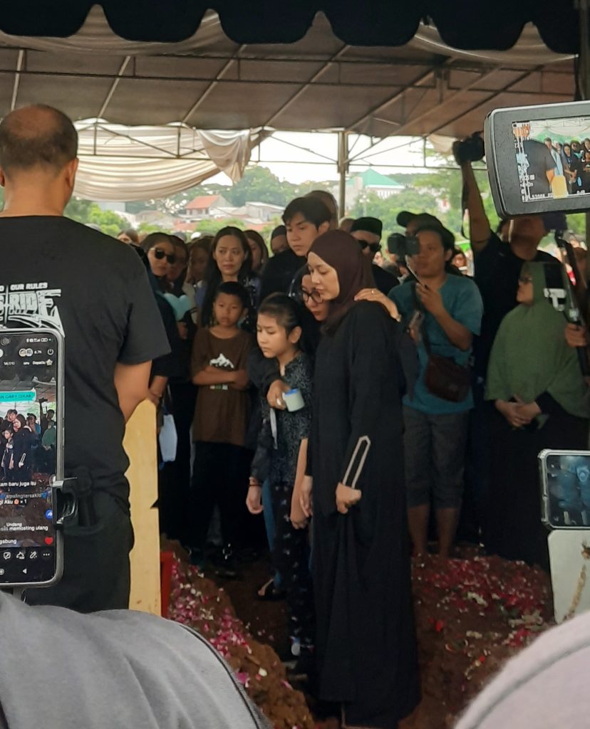 Rischa-Novisha-Iringi-Pemakaman-suami-Gerry-Iskak